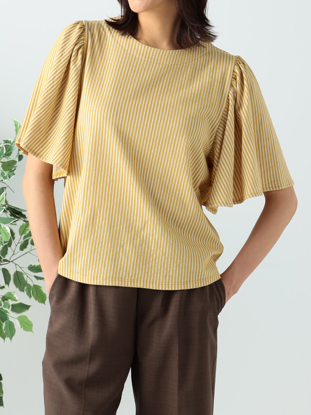 イエロー系のTシャツ/カットソー、ブラウン系のその他パンツを着用したレディースの夏コーディネートの2枚目の写真