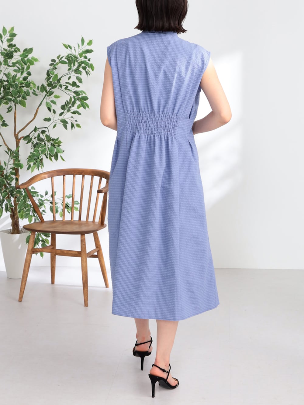 パープル系のワンピースを着用したレディースの夏コーディネートの2枚目の写真