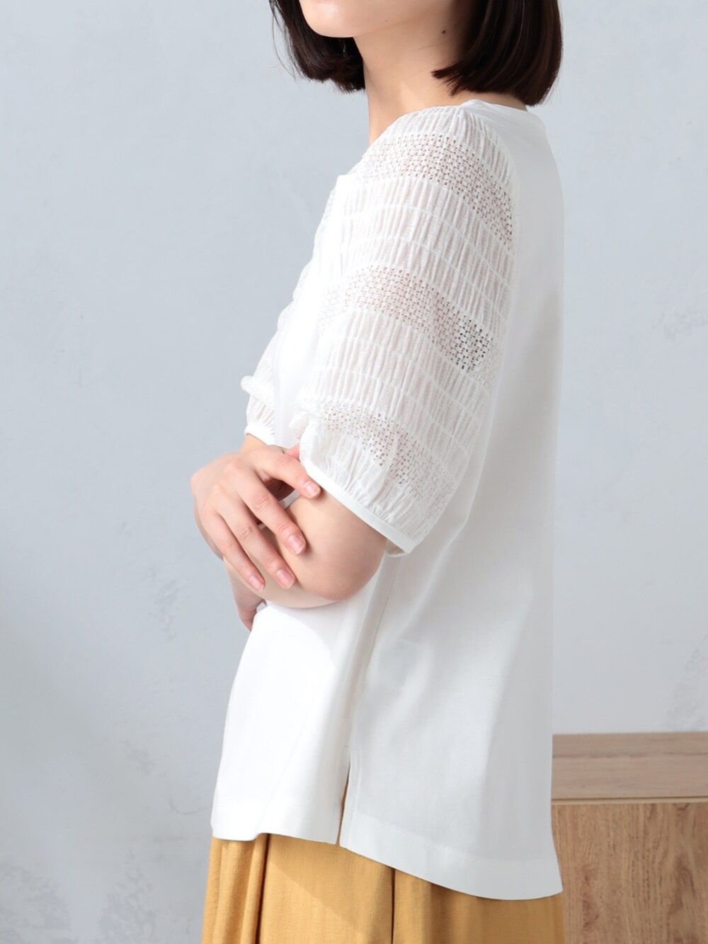 ホワイト系のTシャツ/カットソー、イエロー系のその他パンツを着用したレディースの夏コーディネートの3枚目の写真