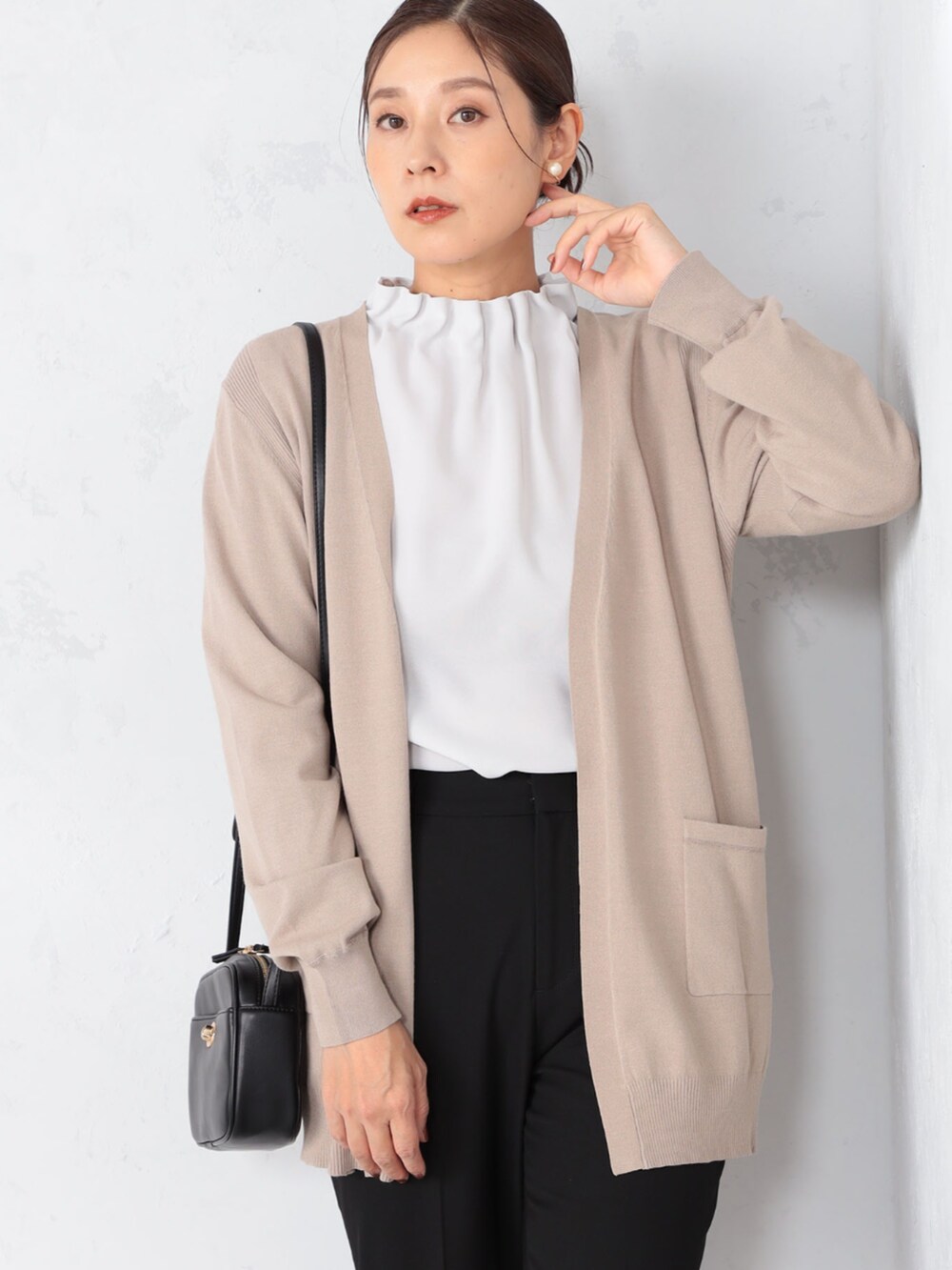 ベージュ系のシャツ/ブラウス、ブラック系のその他パンツ、ブルー系のカーディガン/ボレロを着用したレディースの秋コーディネートの2枚目の写真