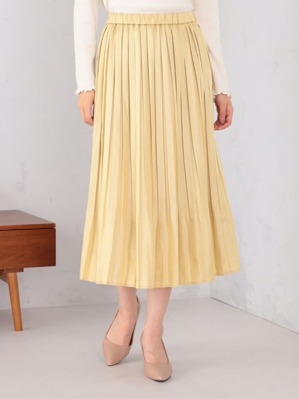 ベージュ系のカーディガン/ボレロ、ベージュ系のスカート、ベージュ系のTシャツ/カットソーを着用したレディースの冬コーディネートの4枚目の写真