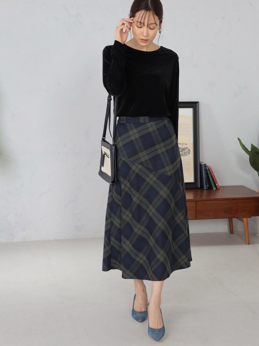 グレー系のデニムジャケット、ブラック系のTシャツ/カットソー、グリーン系のスカートを着用したレディースの秋コーディネートの3枚目の写真