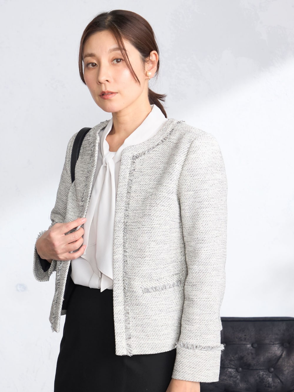 グレー系のシャツ/ブラウス、ブラック系のスカート、グレー系のその他アウターを着用したレディースの冬コーディネートの2枚目の写真