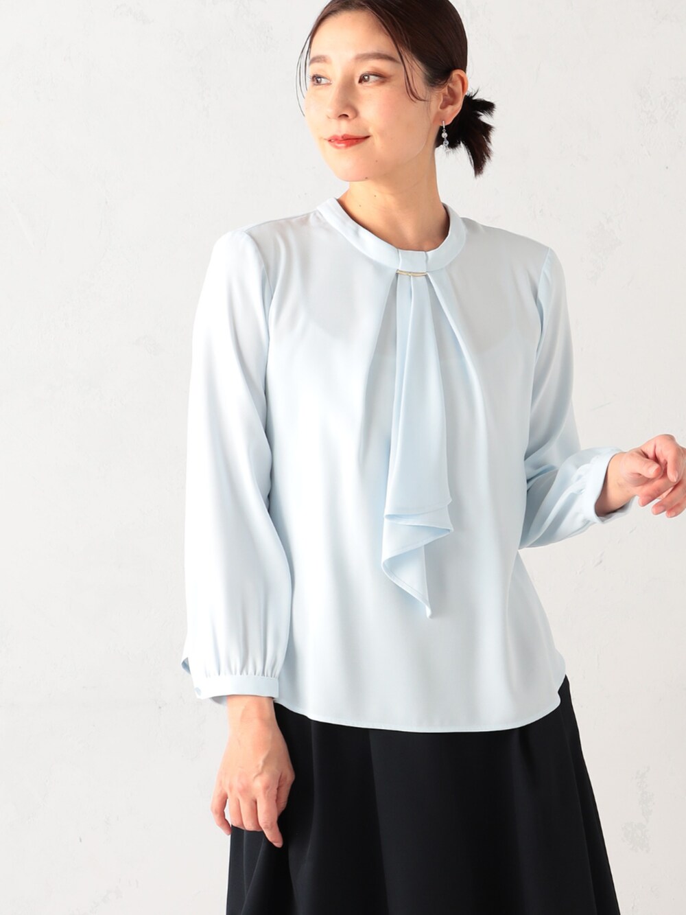 ブルー系のノーカラージャケット、ブルー系のシャツ/ブラウス、ブルー系のスカートを着用したレディースの冬コーディネートの4枚目の写真