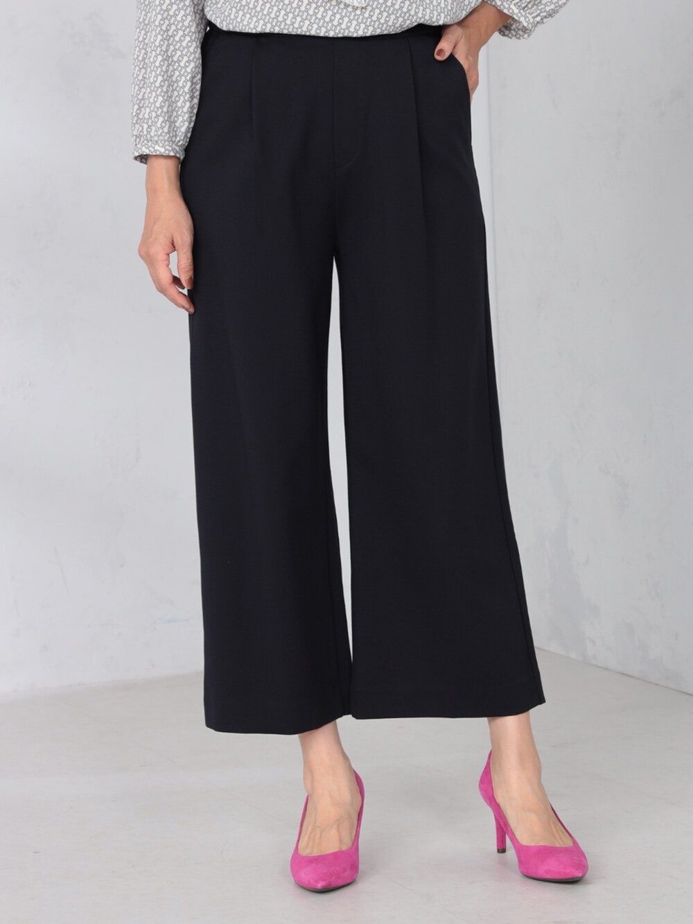 グレー系のシャツ/ブラウス、ブルー系のその他パンツ、グレー系のカーディガン/ボレロを着用したレディースの秋コーディネートの4枚目の写真