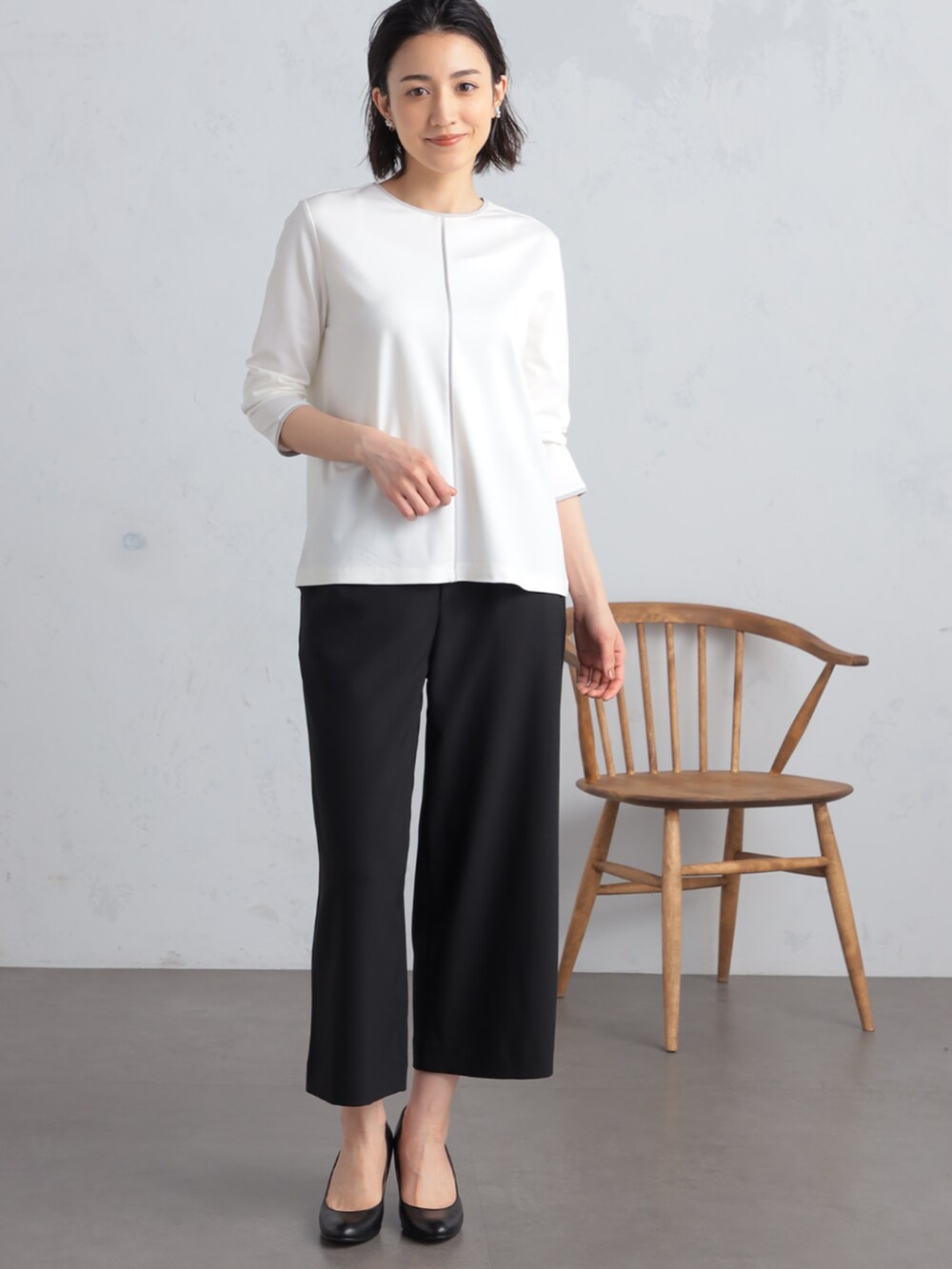 ブラック系のその他パンツ、グレー系のカーディガン/ボレロ、ホワイト系のTシャツ/カットソーを着用したレディースの秋コーディネートの3枚目の写真