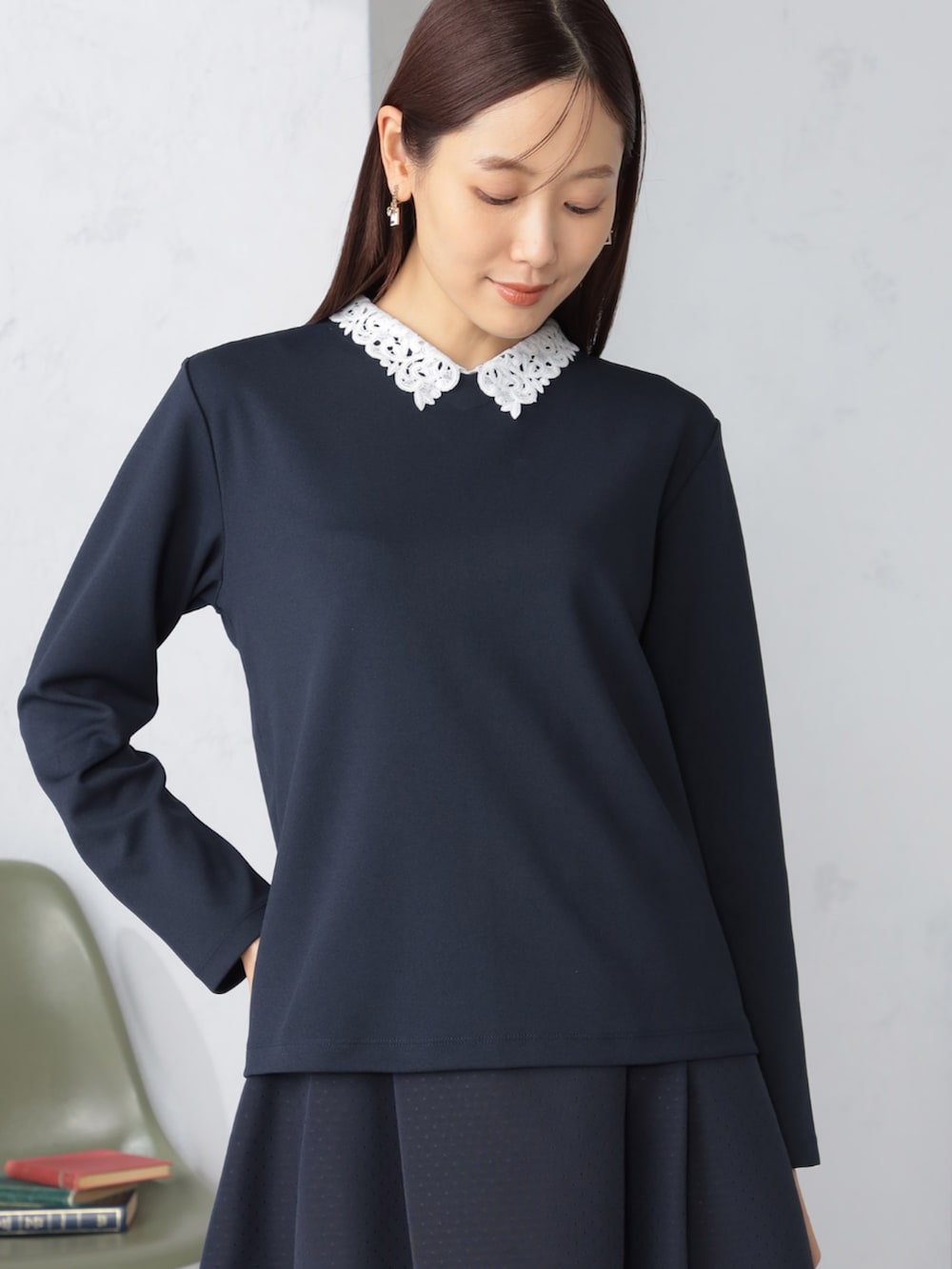 ブルー系のTシャツ/カットソー、ブルー系のスカートを着用したレディースの秋コーディネートの2枚目の写真