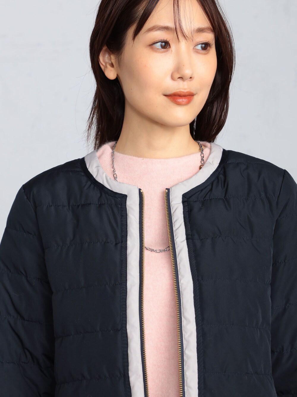 ホワイト系のその他パンツ、ピンク系のニット/セーター、ブルー系のその他アウターを着用したレディースの冬コーディネートの2枚目の写真