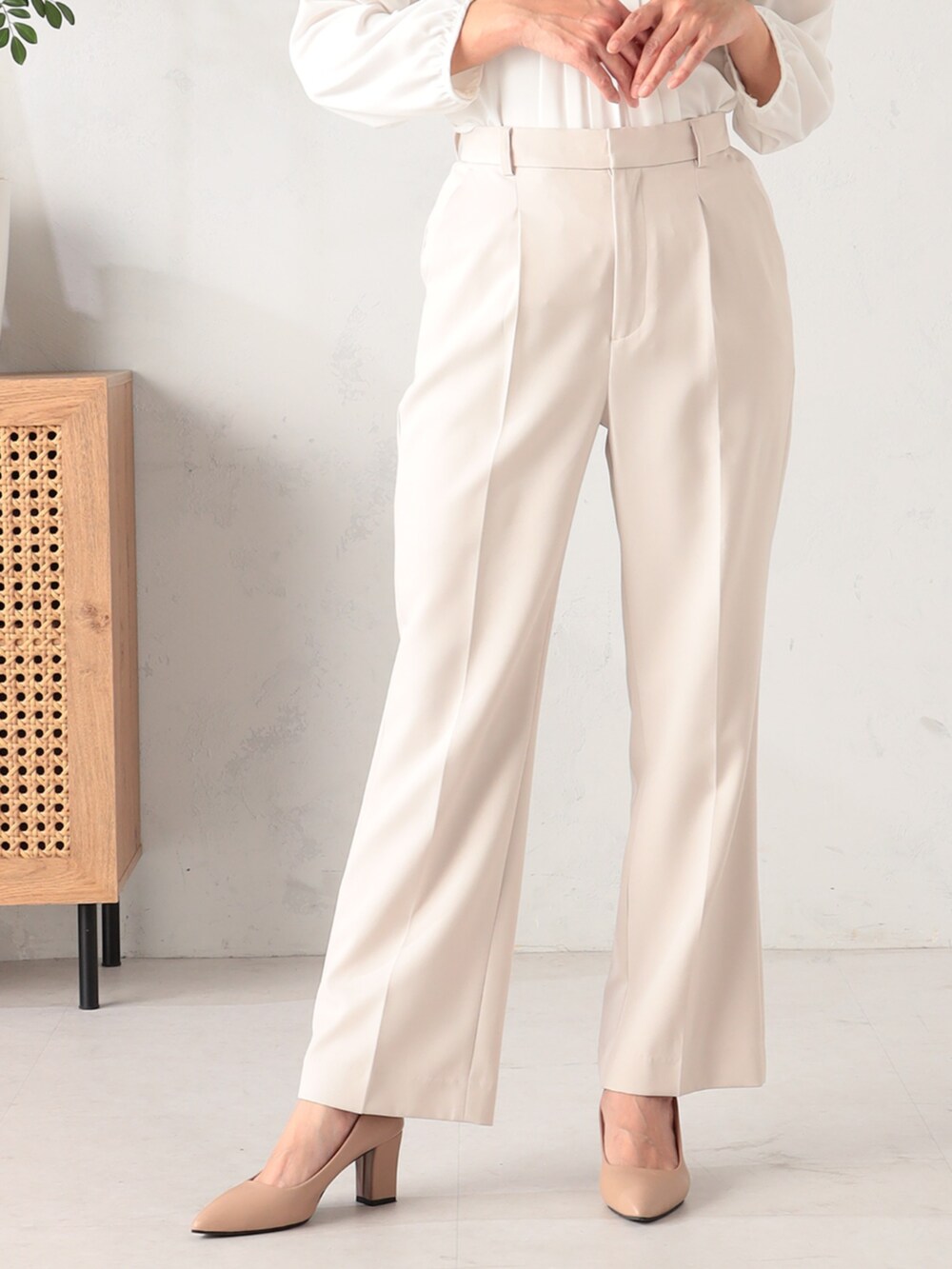 ベージュ系のその他パンツ、ベージュ系のノーカラージャケット、ホワイト系のシャツ/ブラウスを着用したレディースの冬コーディネートの5枚目の写真