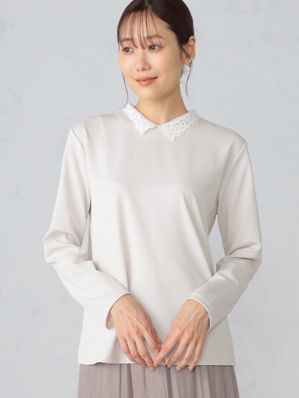 ブラウン系のスカート、ベージュ系のTシャツ/カットソーを着用したレディースの秋コーディネートの2枚目の写真