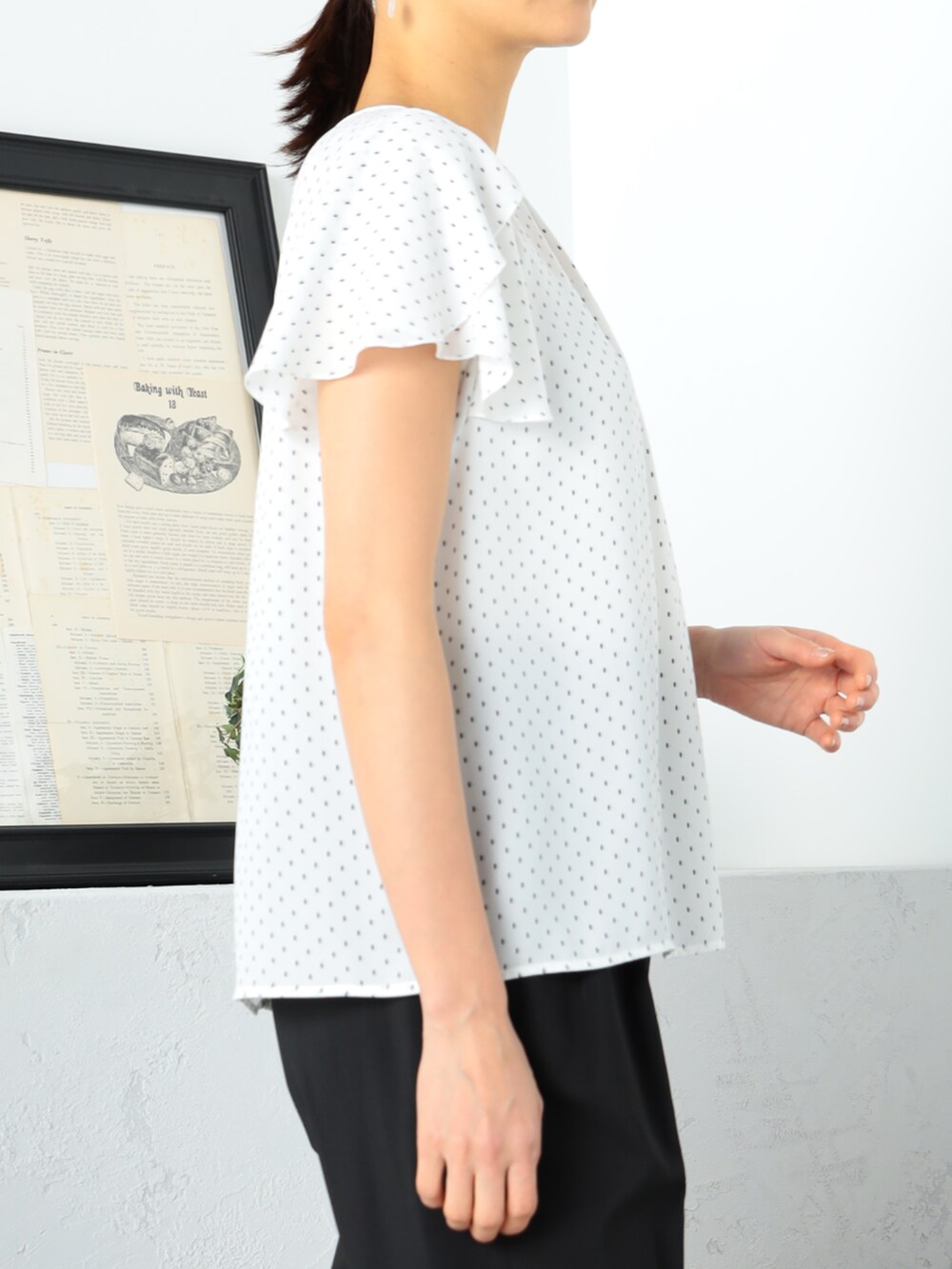 ブラック系のその他パンツ、ホワイト系のシャツ/ブラウスを着用したレディースの夏コーディネートの3枚目の写真