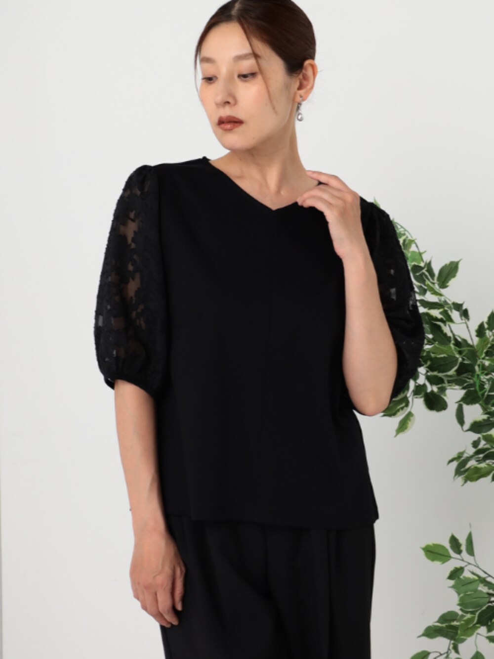 ブラック系のTシャツ/カットソー、ブラック系のその他パンツを着用したレディースの夏コーディネートの3枚目の写真