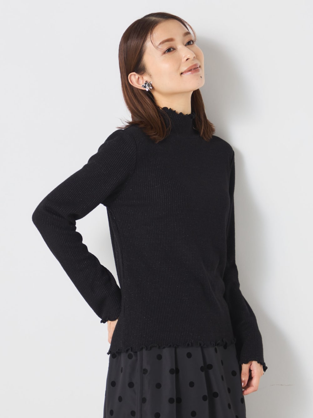 ブラック系のスカート、グレー系のパーカー、ブラック系のTシャツ/カットソーを着用したレディースの秋コーディネートの4枚目の写真