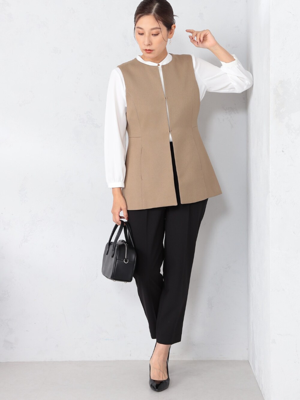 ブラック系のその他パンツ、ホワイト系のシャツ/ブラウス、イエロー系のその他アウターを着用したレディースの秋コーディネートの2枚目の写真