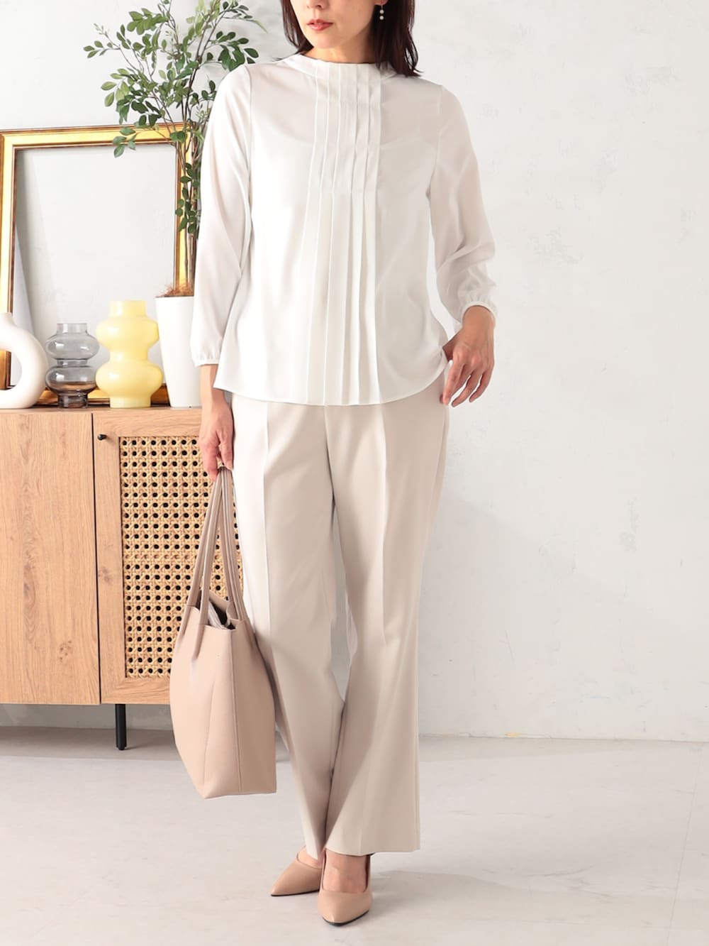 ベージュ系のその他パンツ、ベージュ系のノーカラージャケット、ホワイト系のシャツ/ブラウスを着用したレディースの冬コーディネートの3枚目の写真