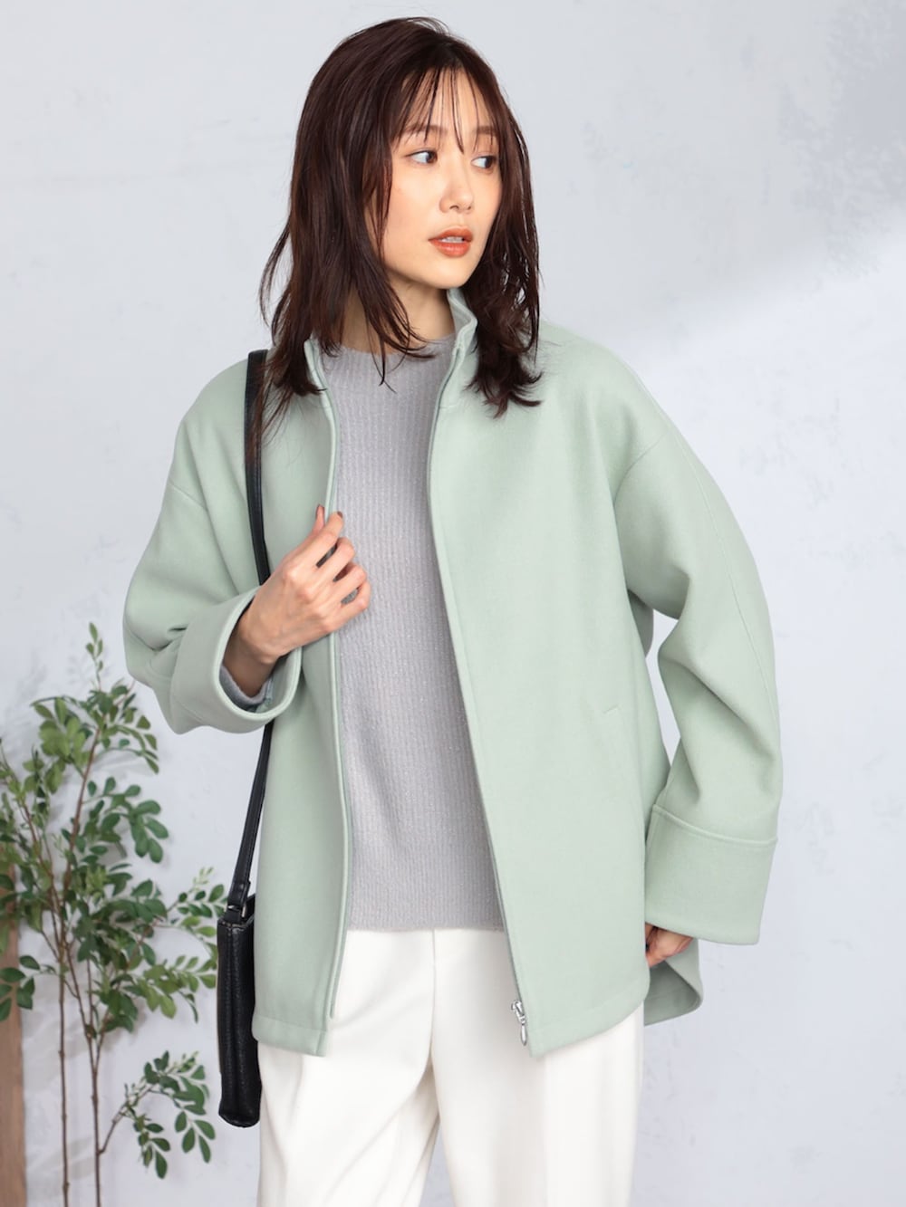 ホワイト系のその他パンツ、グリーン系のその他アウター、グレー系のニット/セーターを着用したレディースの冬コーディネートの3枚目の写真