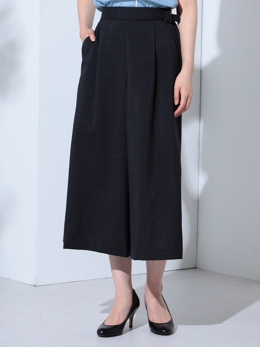 グレー系のその他パンツ、ブルー系のTシャツ/カットソーを着用したレディースの夏コーディネートの3枚目の写真