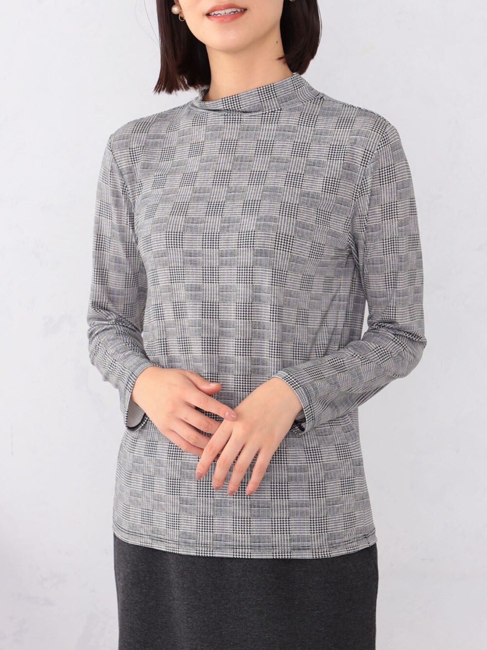 グレー系のカーディガン/ボレロ、イエロー系のTシャツ/カットソーを着用したレディースの秋コーディネートの3枚目の写真