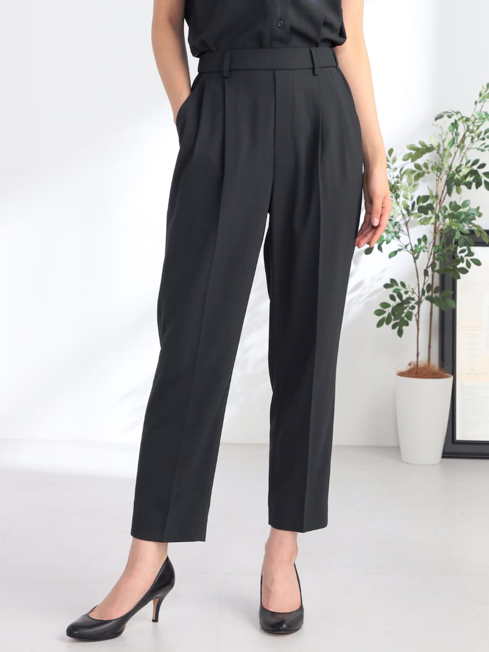 グレー系のシャツ/ブラウス、グレー系のその他パンツを着用したレディースの夏コーディネートの3枚目の写真