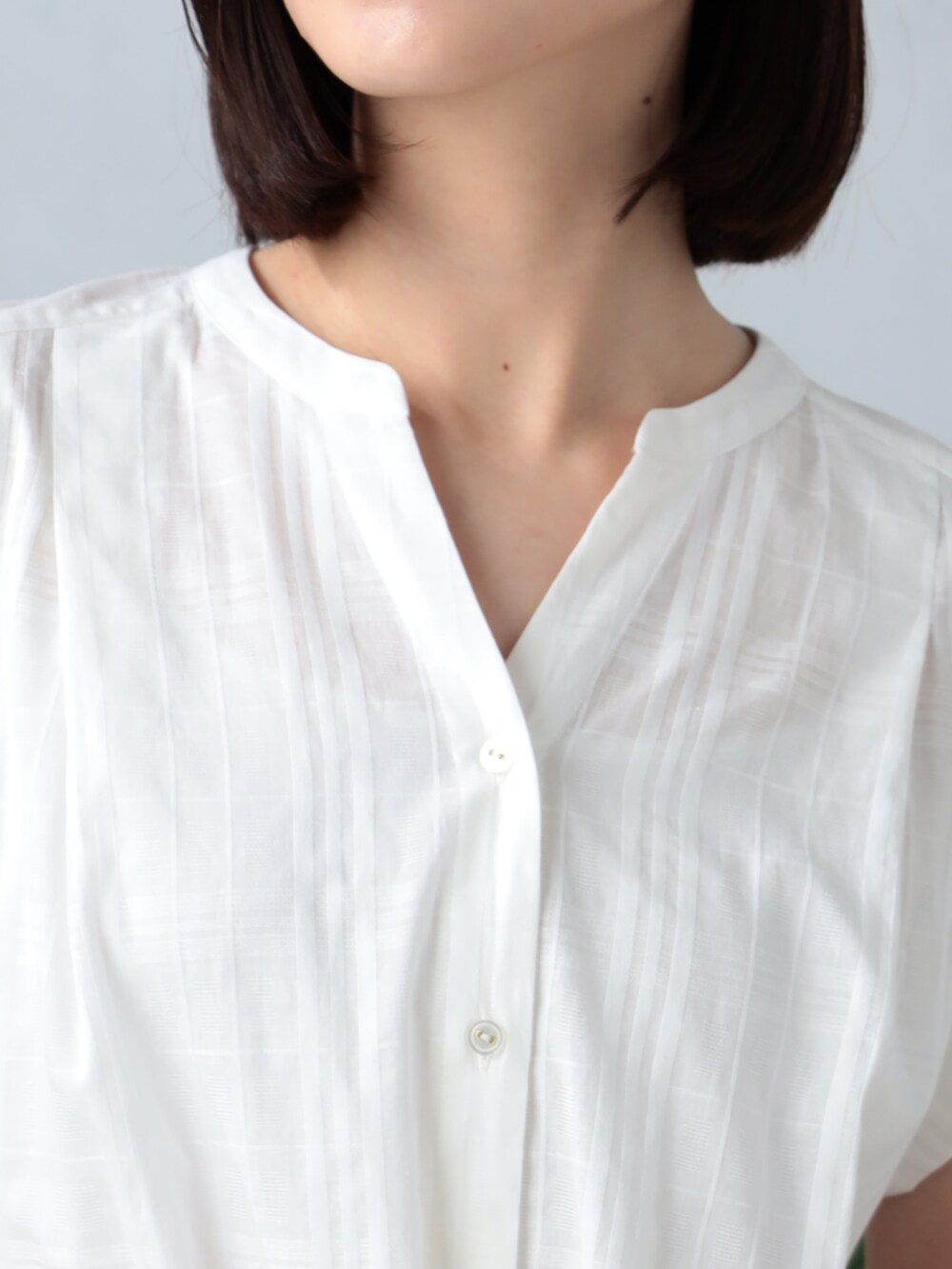 ピンク系のその他パンツ、ホワイト系のシャツ/ブラウスを着用したレディースの夏コーディネートの3枚目の写真