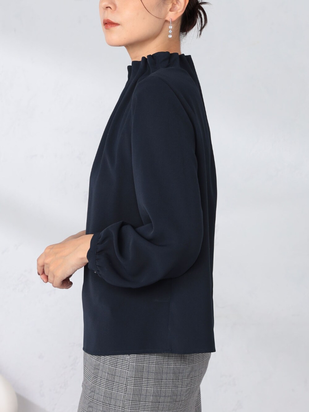 グレー系のスカート、ブルー系のシャツ/ブラウスを着用したレディースの冬コーディネートの3枚目の写真