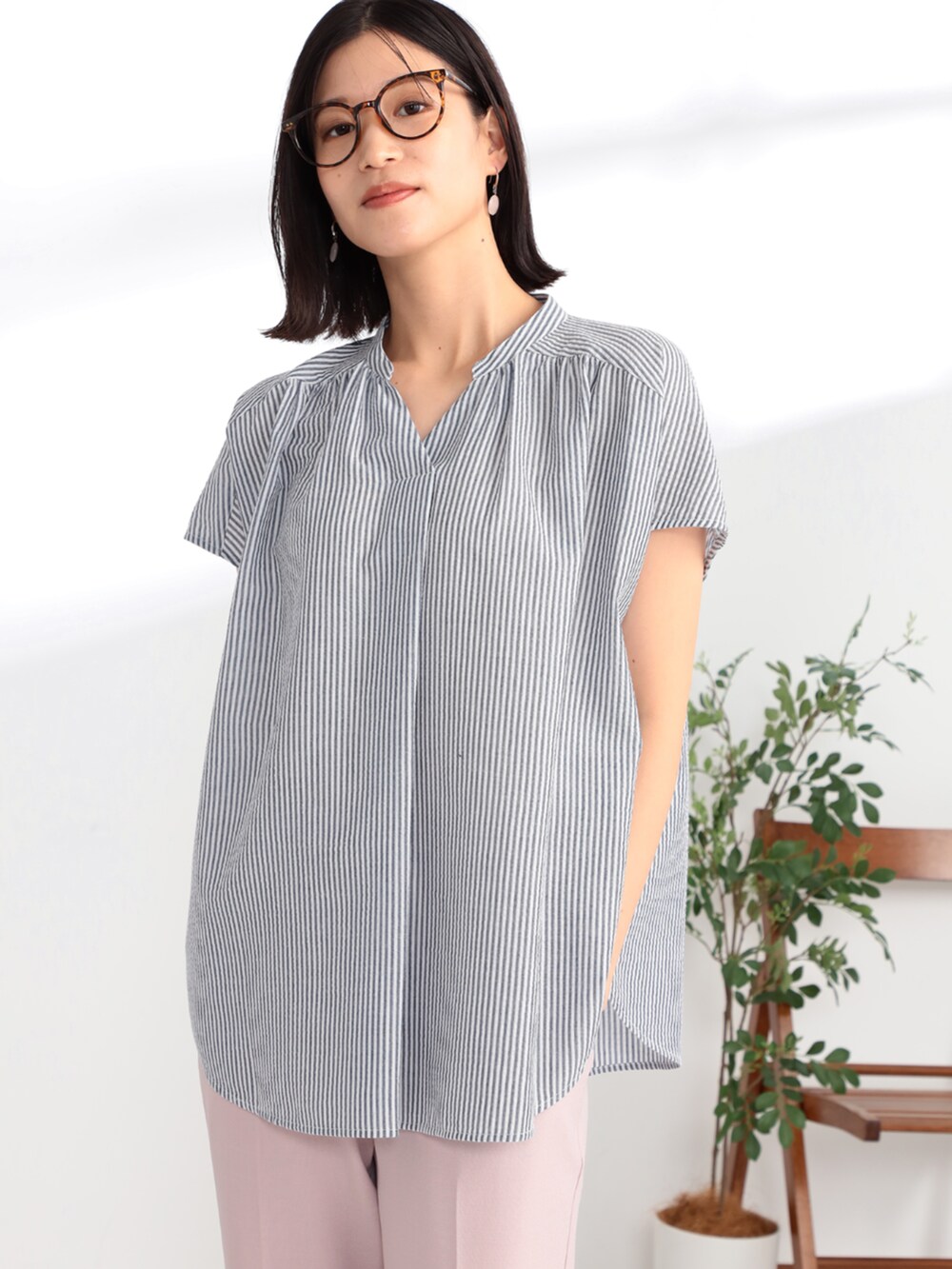 ピンク系のその他パンツ、ブルー系のシャツ/ブラウスを着用したレディースの夏コーディネートの2枚目の写真