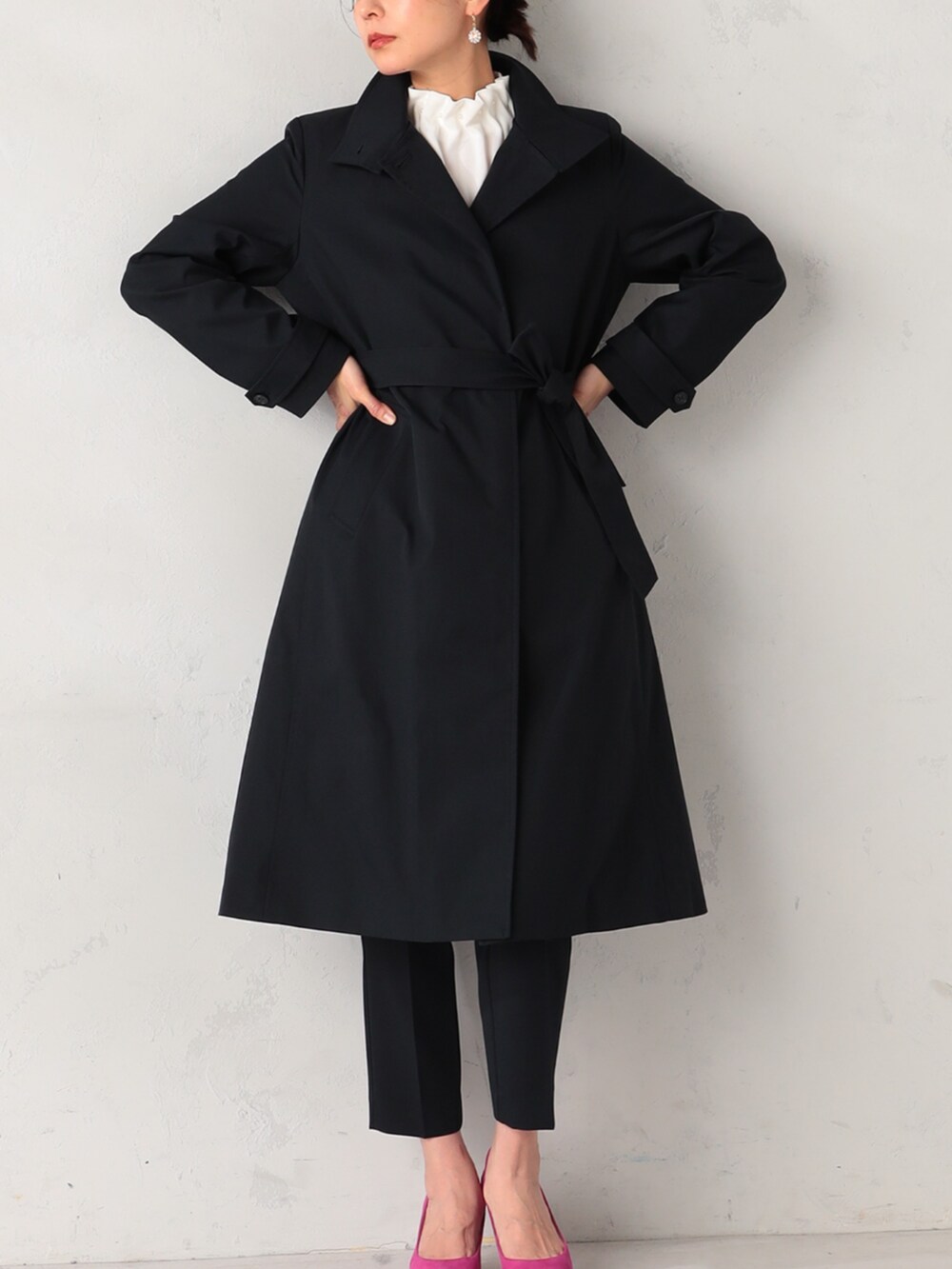 ブルー系のその他パンツ、ホワイト系のシャツ/ブラウス、ブルー系のステンカラーコートを着用したレディースの冬コーディネートの2枚目の写真