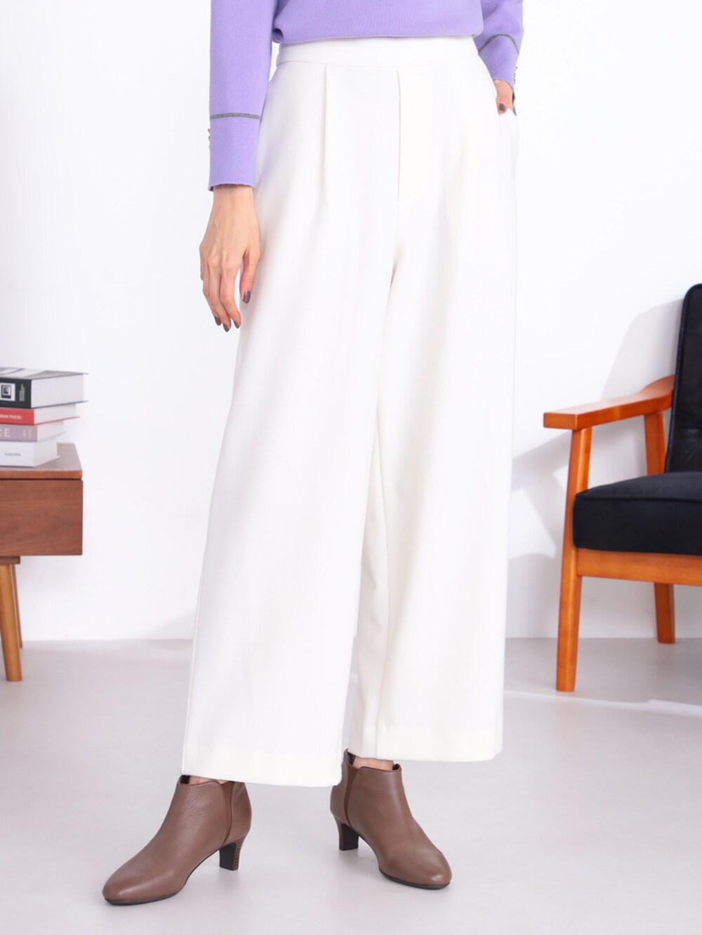 ベージュ系のその他アウター、ホワイト系のその他パンツ、パープル系のニット/セーターを着用したレディースの秋コーディネートの4枚目の写真