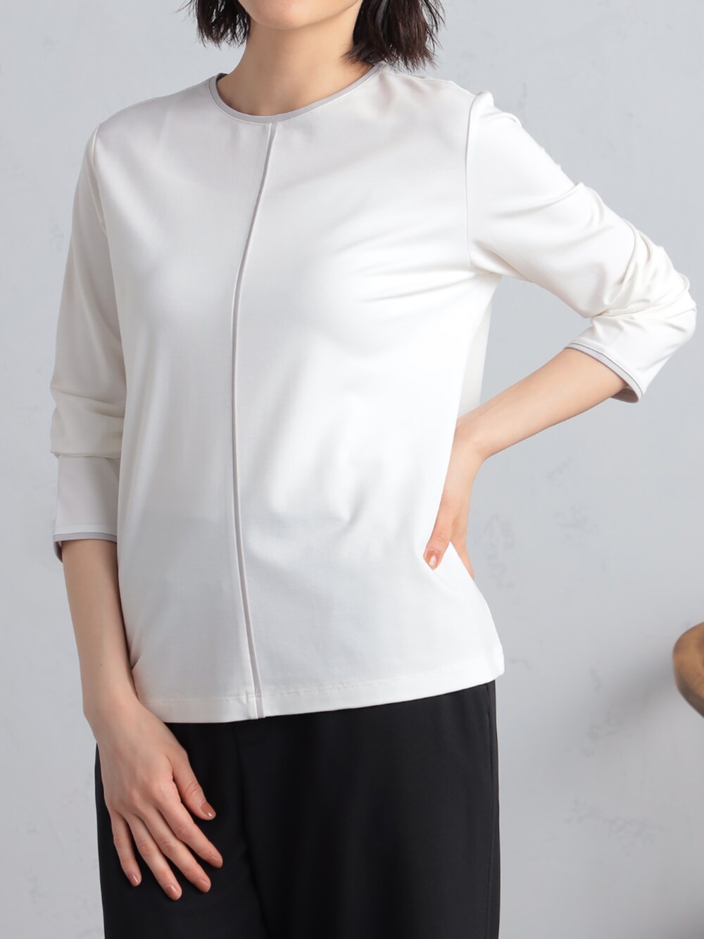 ブラック系のその他パンツ、グレー系のカーディガン/ボレロ、ホワイト系のTシャツ/カットソーを着用したレディースの秋コーディネートの4枚目の写真