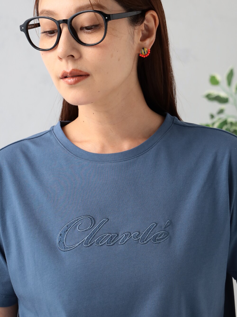 グレー系のその他パンツ、ブルー系のTシャツ/カットソーを着用したレディースの夏コーディネートの3枚目の写真