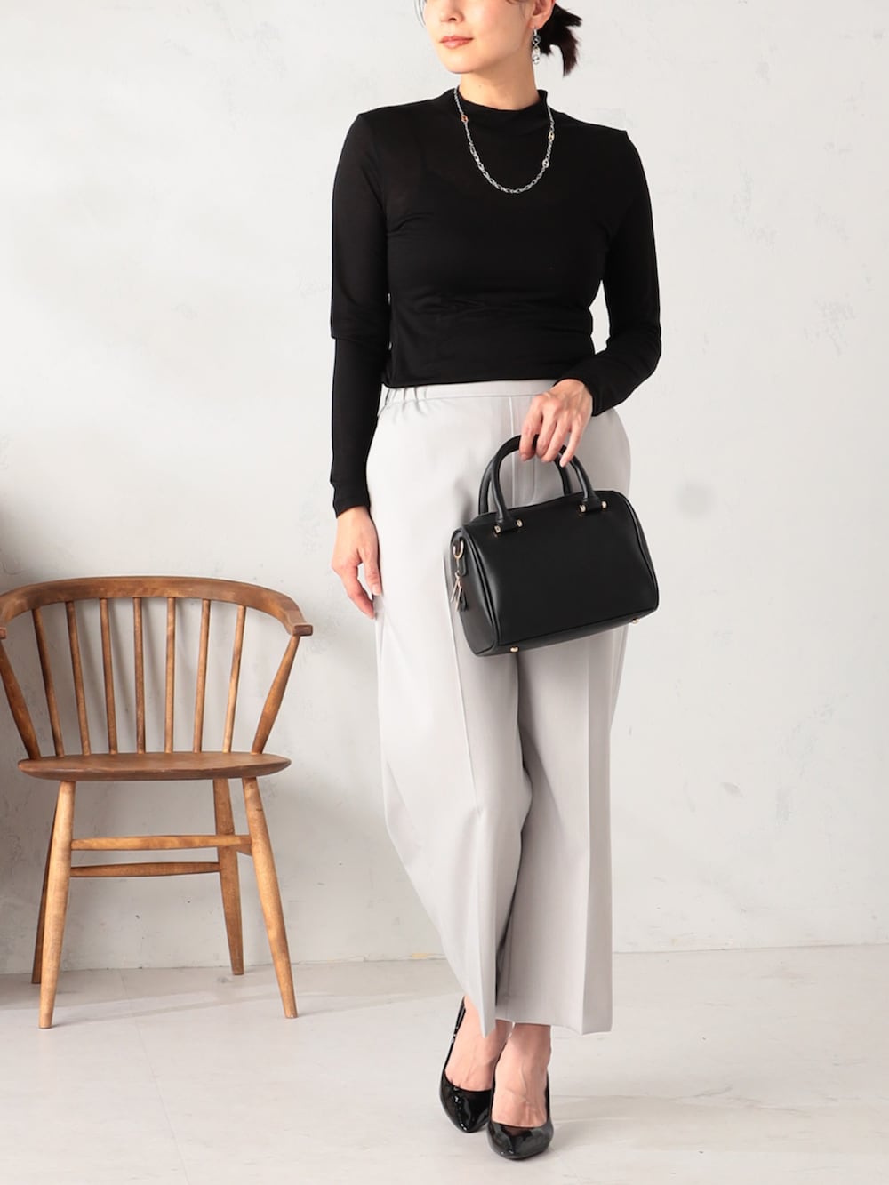 グレー系のノーカラージャケット、グレー系のその他パンツ、ブラック系のTシャツ/カットソーを着用したレディースの冬コーディネートの3枚目の写真