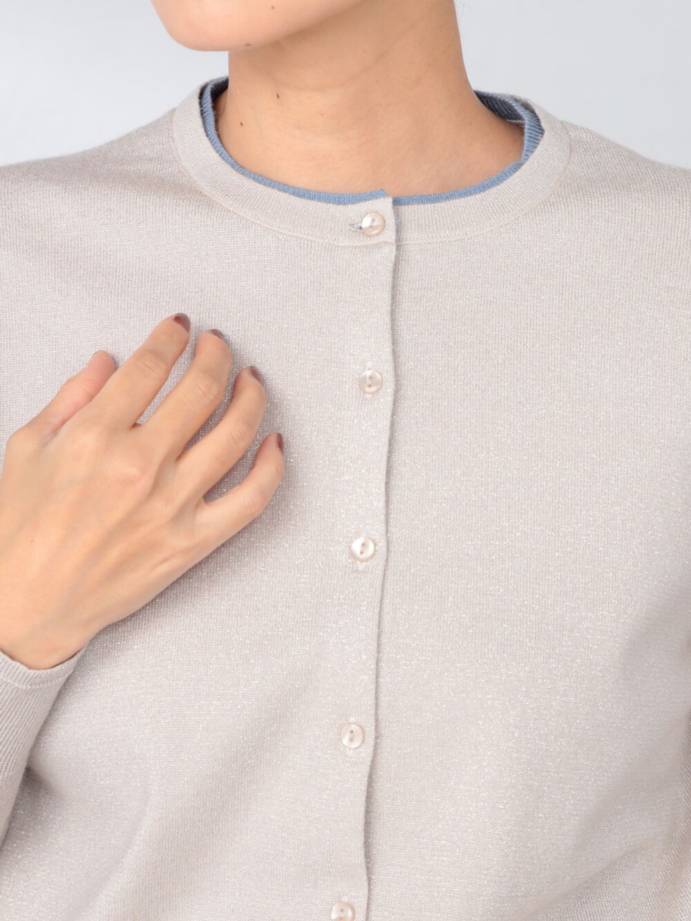 グレー系のカーディガン/ボレロ、ブラック系のその他パンツを着用したレディースの秋コーディネートの2枚目の写真