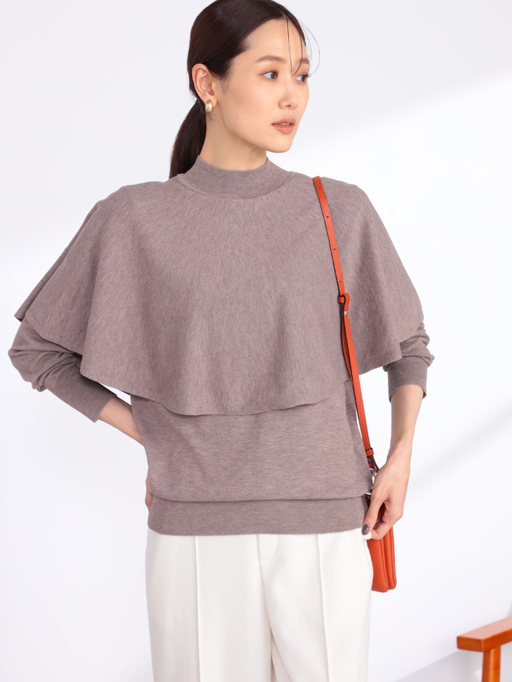 ブラウン系のニット/セーター、ベージュ系のその他パンツを着用したレディースの冬コーディネートの2枚目の写真