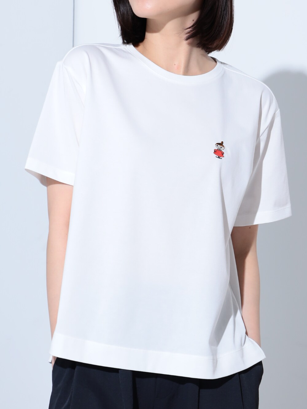 ホワイト系のTシャツ/カットソー、ブルー系のその他パンツを着用したレディースの夏コーディネートの2枚目の写真