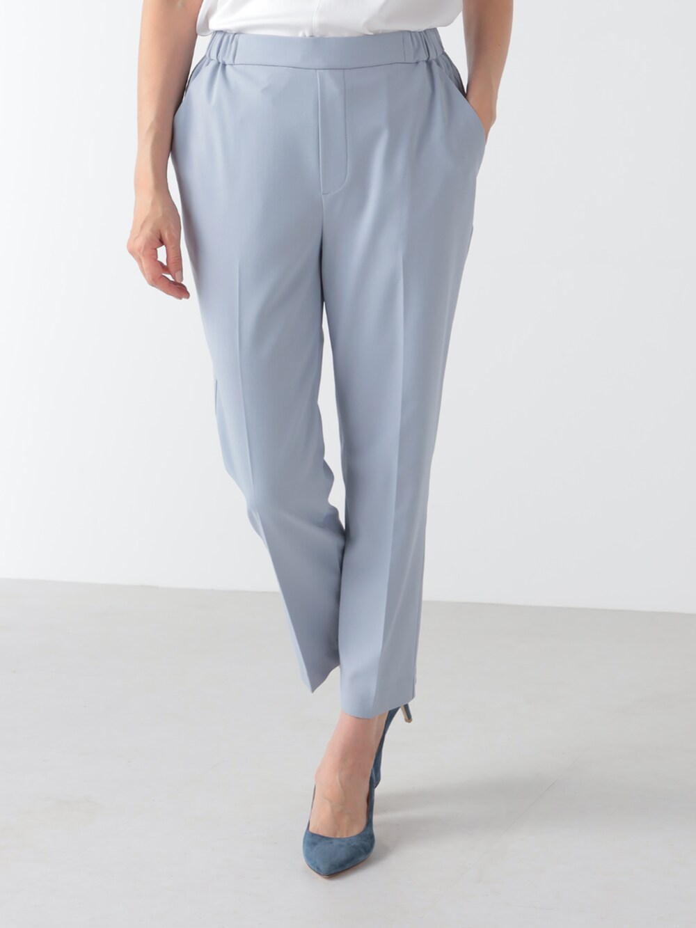 ブルー系のその他パンツ、ブルー系のカーディガン/ボレロ、ホワイト系のTシャツ/カットソーを着用したレディースの夏コーディネートの5枚目の写真