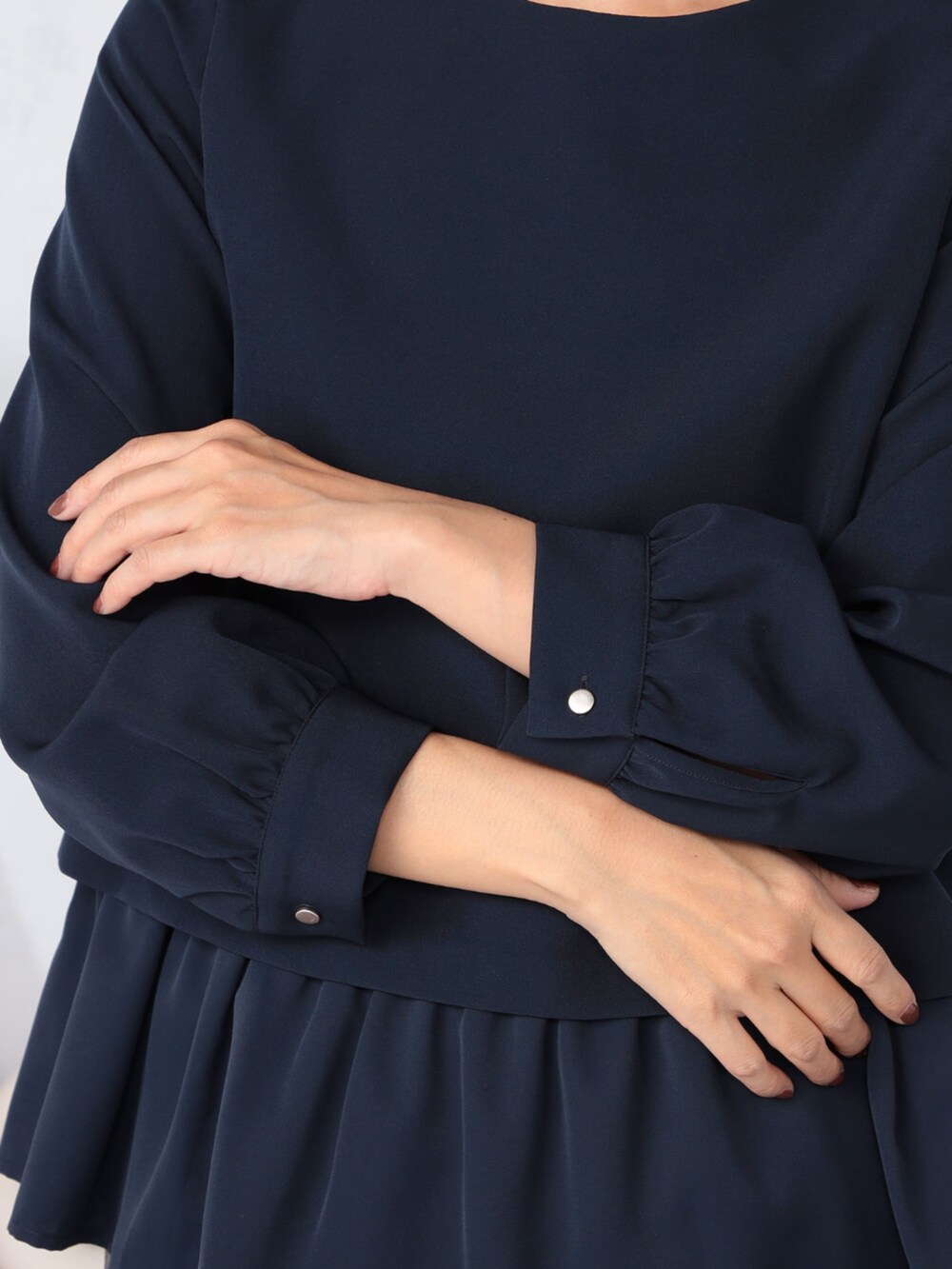 グレー系のその他パンツ、ブルー系のシャツ/ブラウスを着用したレディースの秋コーディネートの3枚目の写真