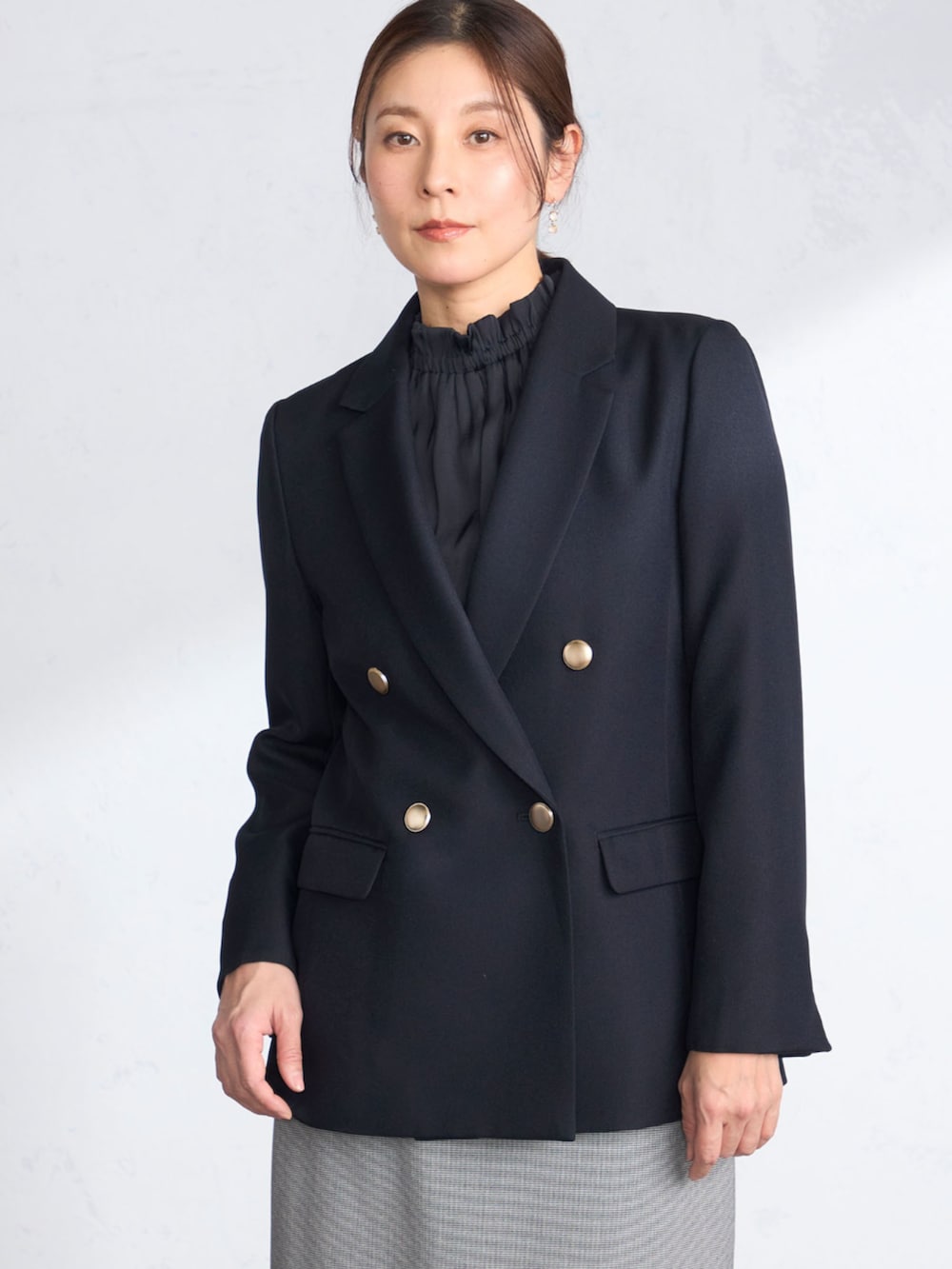 ブルー系のその他アウター、ブルー系のシャツ/ブラウス、グレー系のスカートを着用したレディースの春コーディネートの2枚目の写真