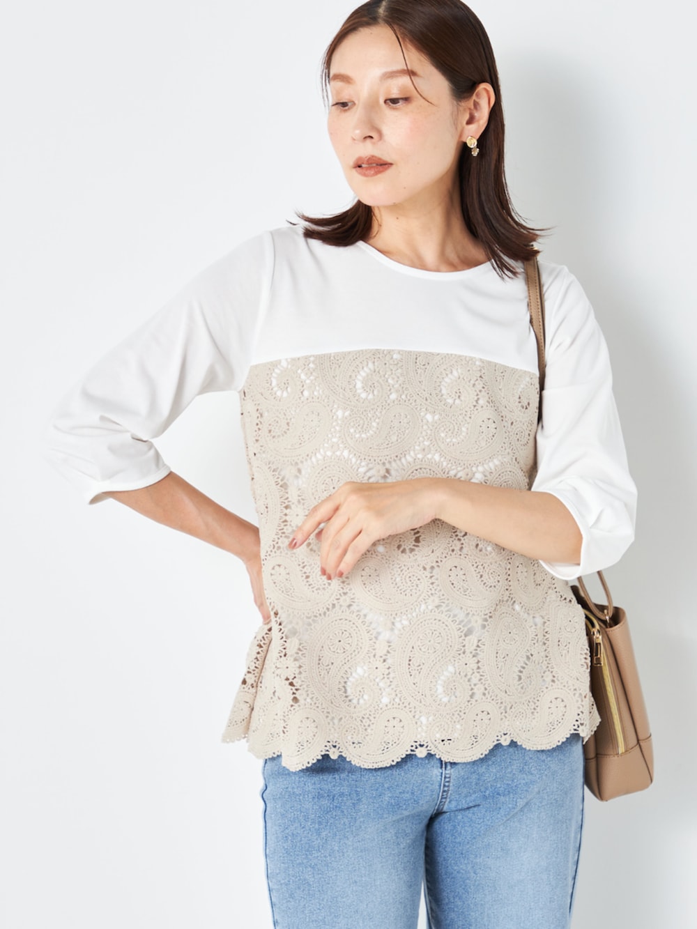 ブルー系のデニムパンツ、ベージュ系のTシャツ/カットソーを着用したレディースの秋コーディネートの2枚目の写真