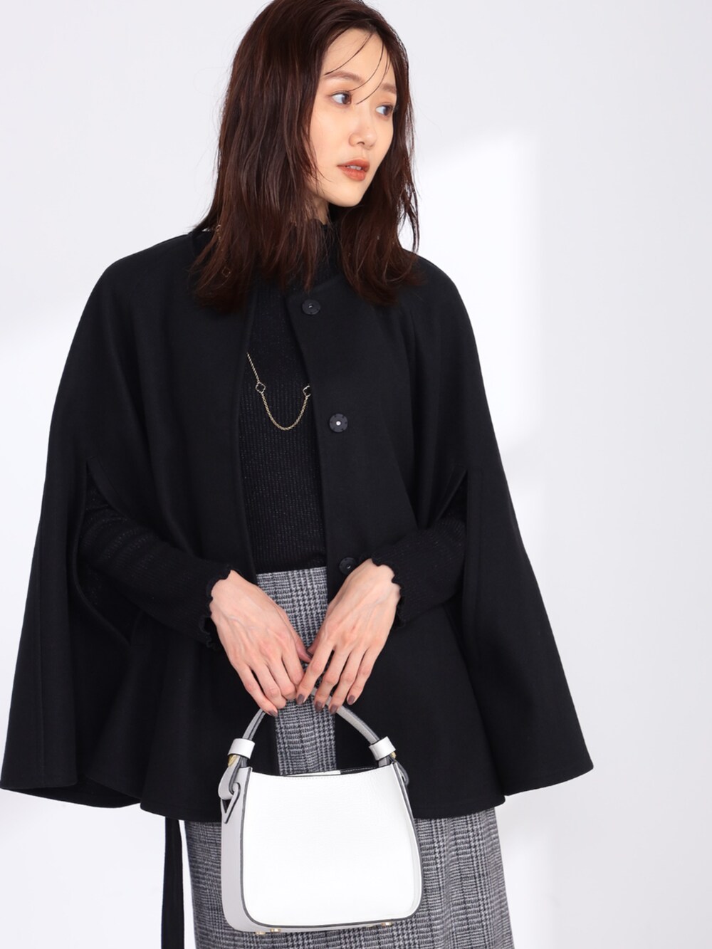 ブラック系のTシャツ/カットソー、グレー系のスカート、ブラック系のその他アウターを着用したレディースの秋コーディネートの2枚目の写真