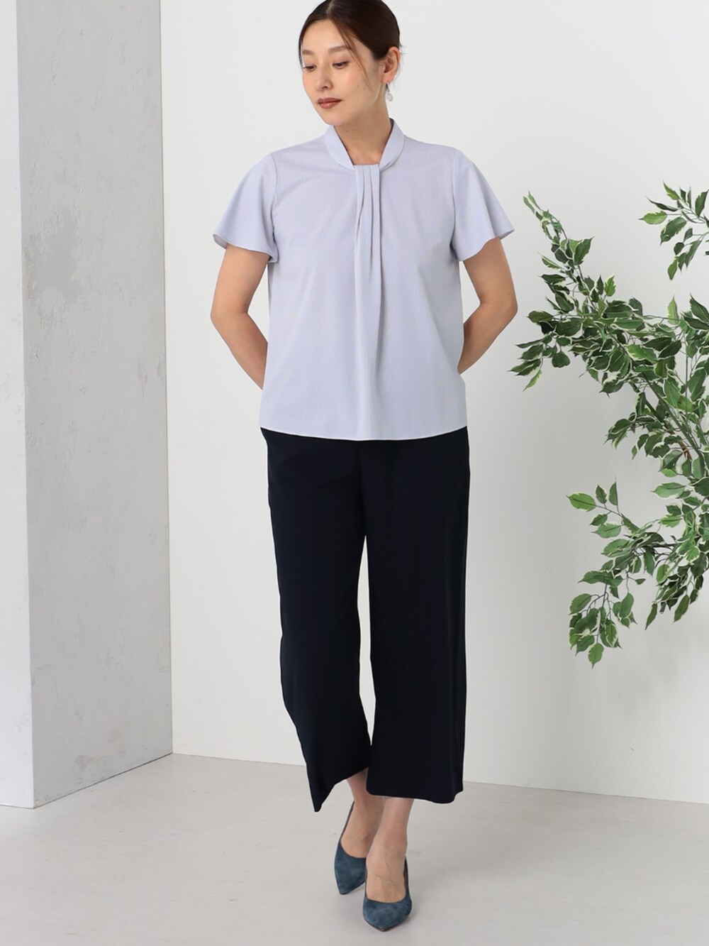 グレー系のカーディガン/ボレロ、ブルー系のその他パンツ、ブルー系のシャツ/ブラウスを着用したレディースの夏コーディネートの2枚目の写真