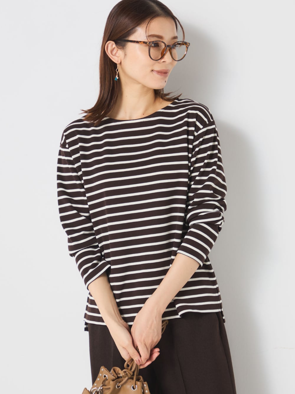 ホワイト系のTシャツ/カットソー、ブラウン系のシャツ/ブラウスを着用したレディースの秋コーディネートの4枚目の写真
