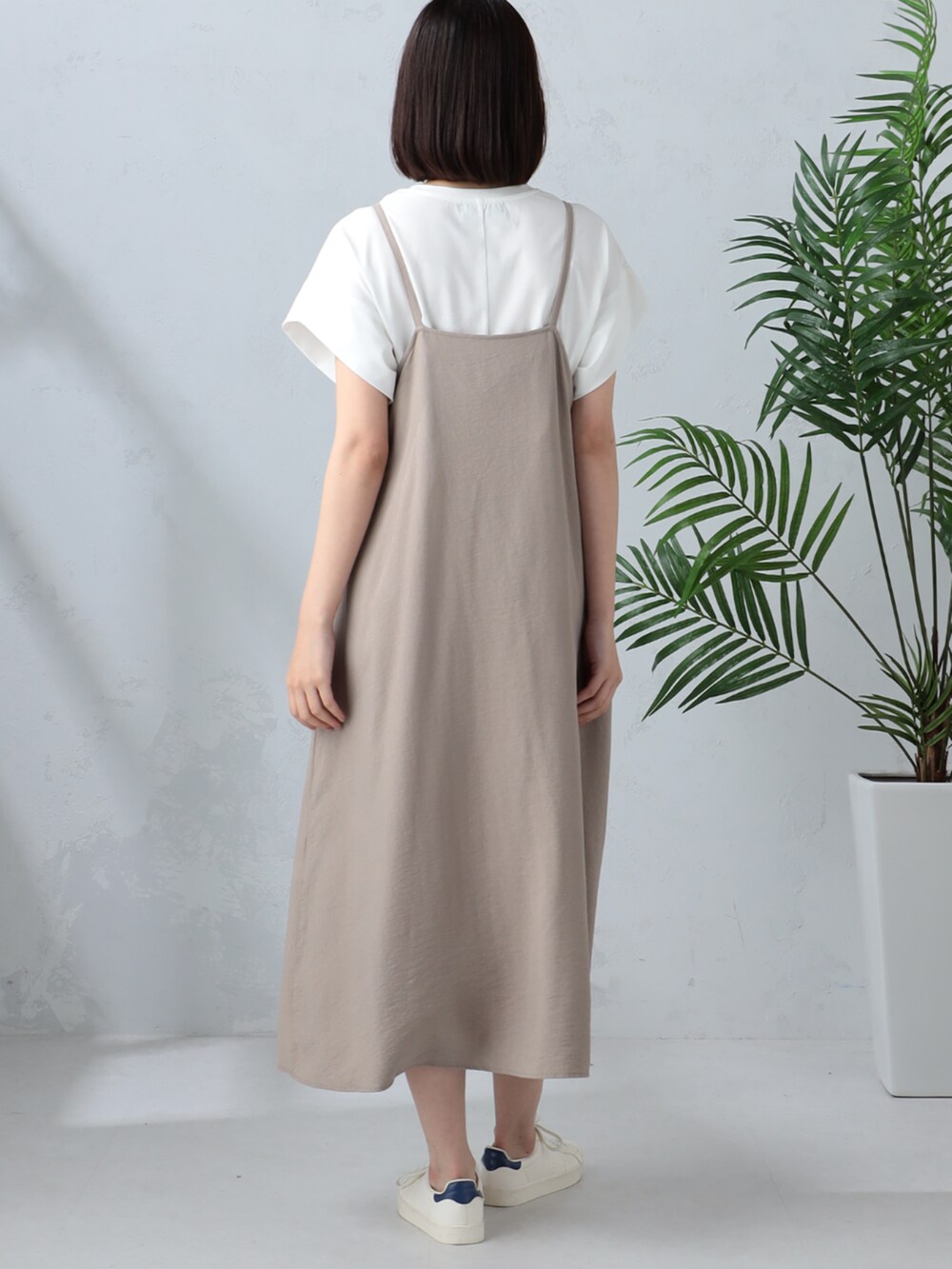 ホワイト系のTシャツ/カットソー、ベージュ系のワンピースを着用したレディースの夏コーディネートの2枚目の写真