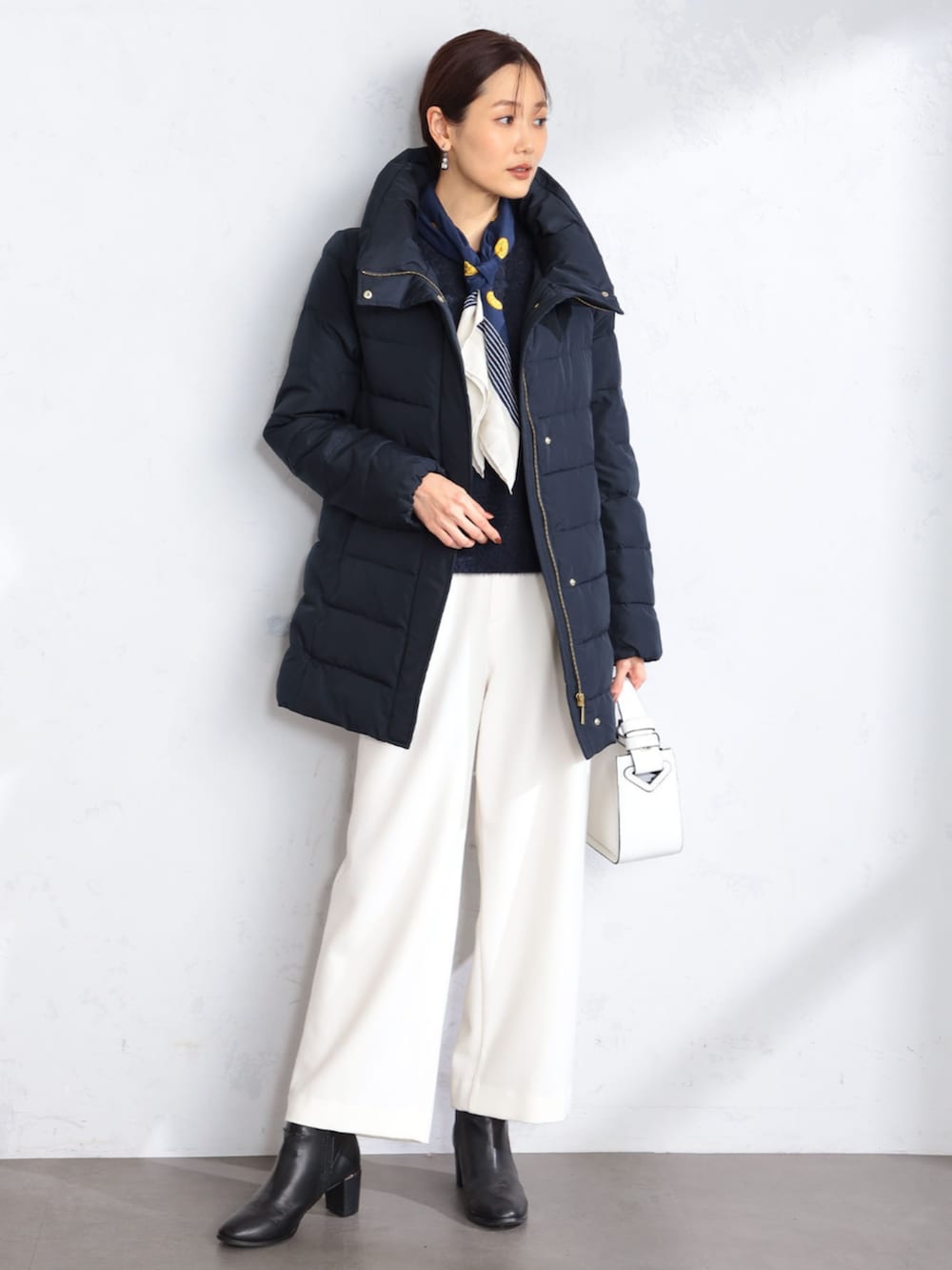 ホワイト系のその他パンツ、ブルー系のその他アウター、ブルー系のニット/セーターを着用したレディースの冬コーディネートの2枚目の写真