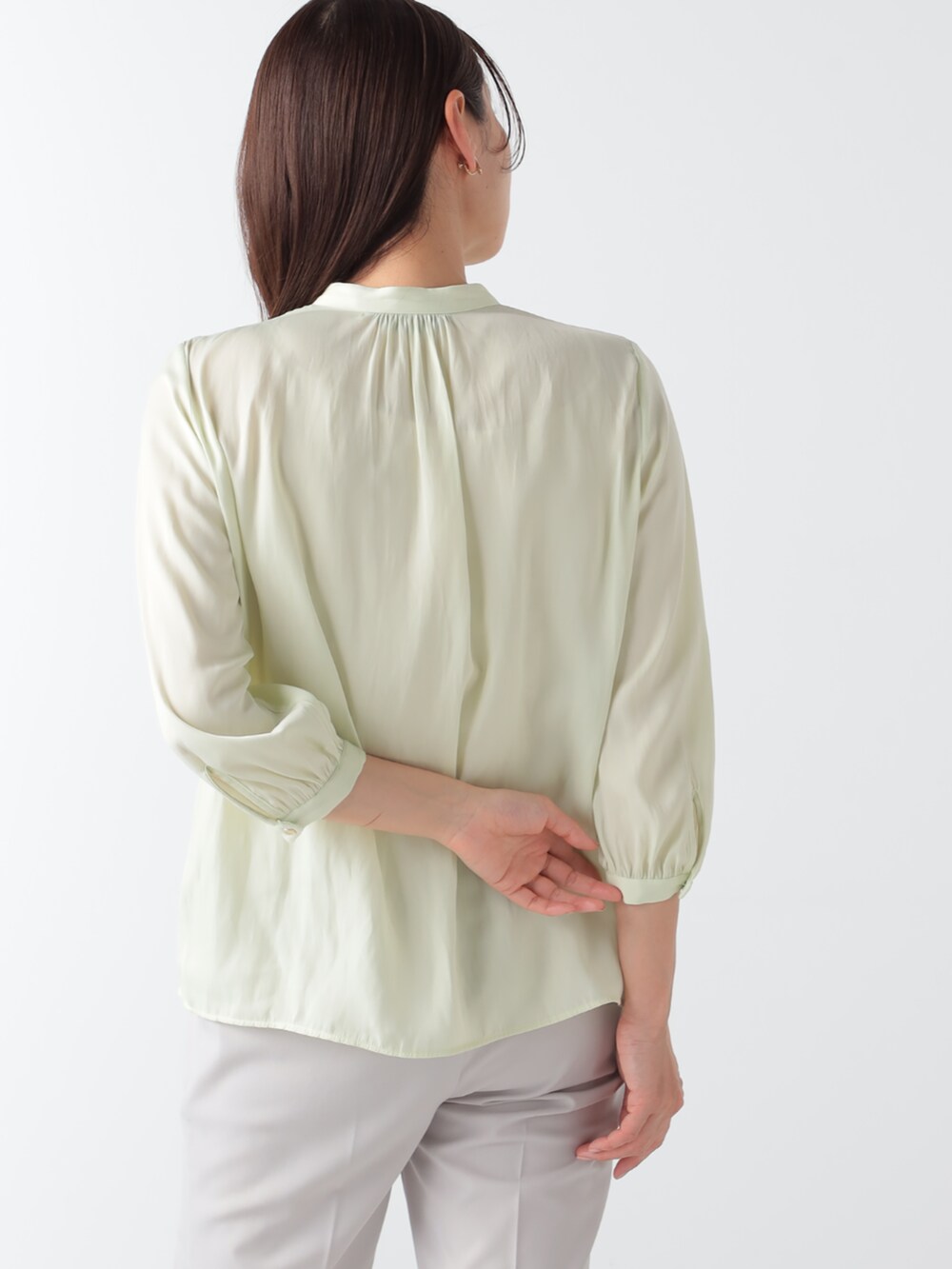 ベージュ系のその他パンツ、イエロー系のシャツ/ブラウスを着用したレディースの夏コーディネートの3枚目の写真