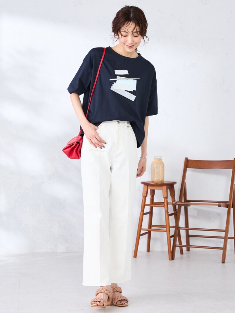 ベージュ系のデニムパンツ、ブルー系のシャツ/ブラウス、ブルー系のTシャツ/カットソーを着用したレディースの春コーディネートの3枚目の写真