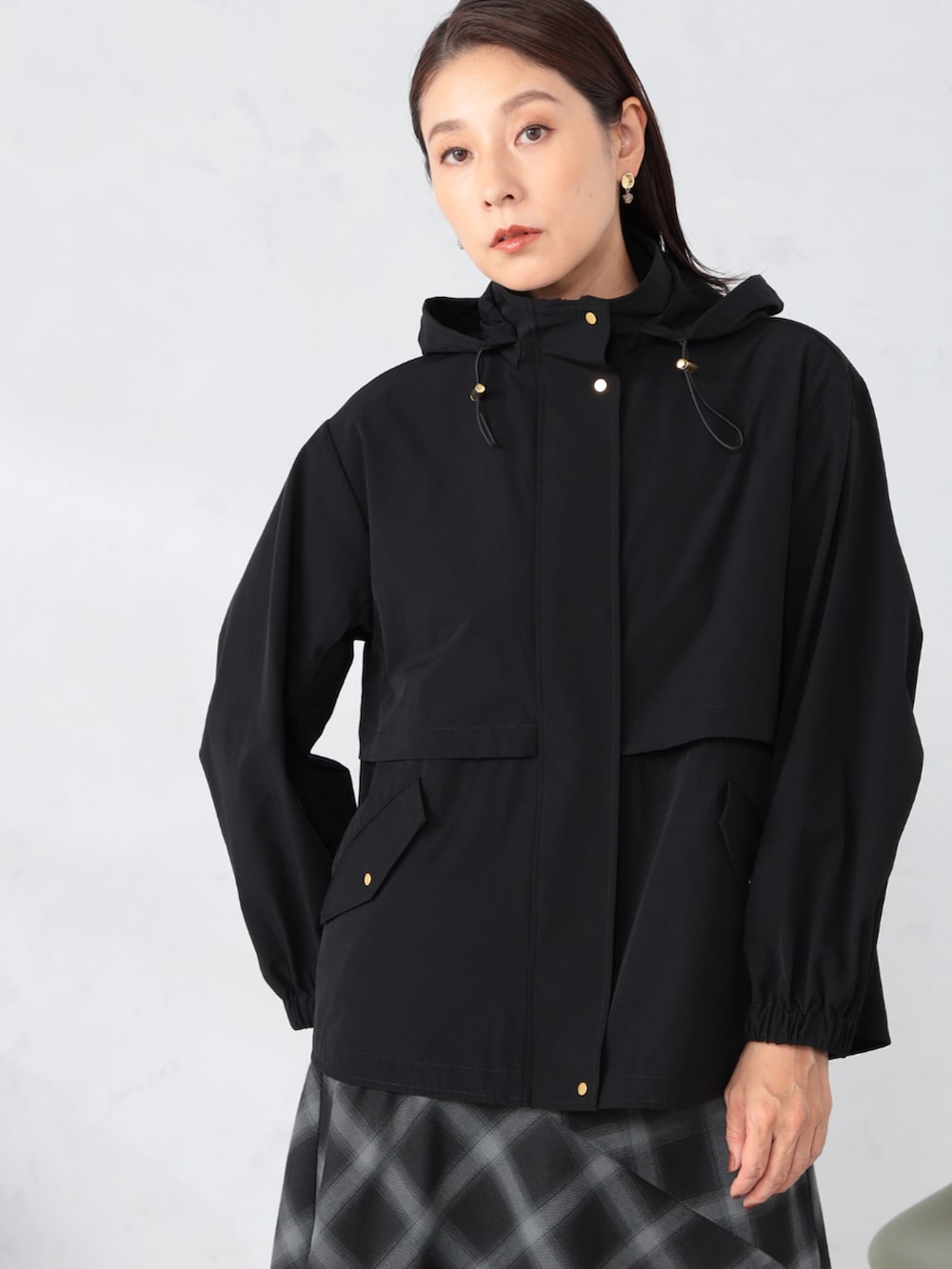 ブラック系のスカート、グレー系のTシャツ/カットソー、ブラック系のブルゾンを着用したレディースの秋コーディネートの2枚目の写真