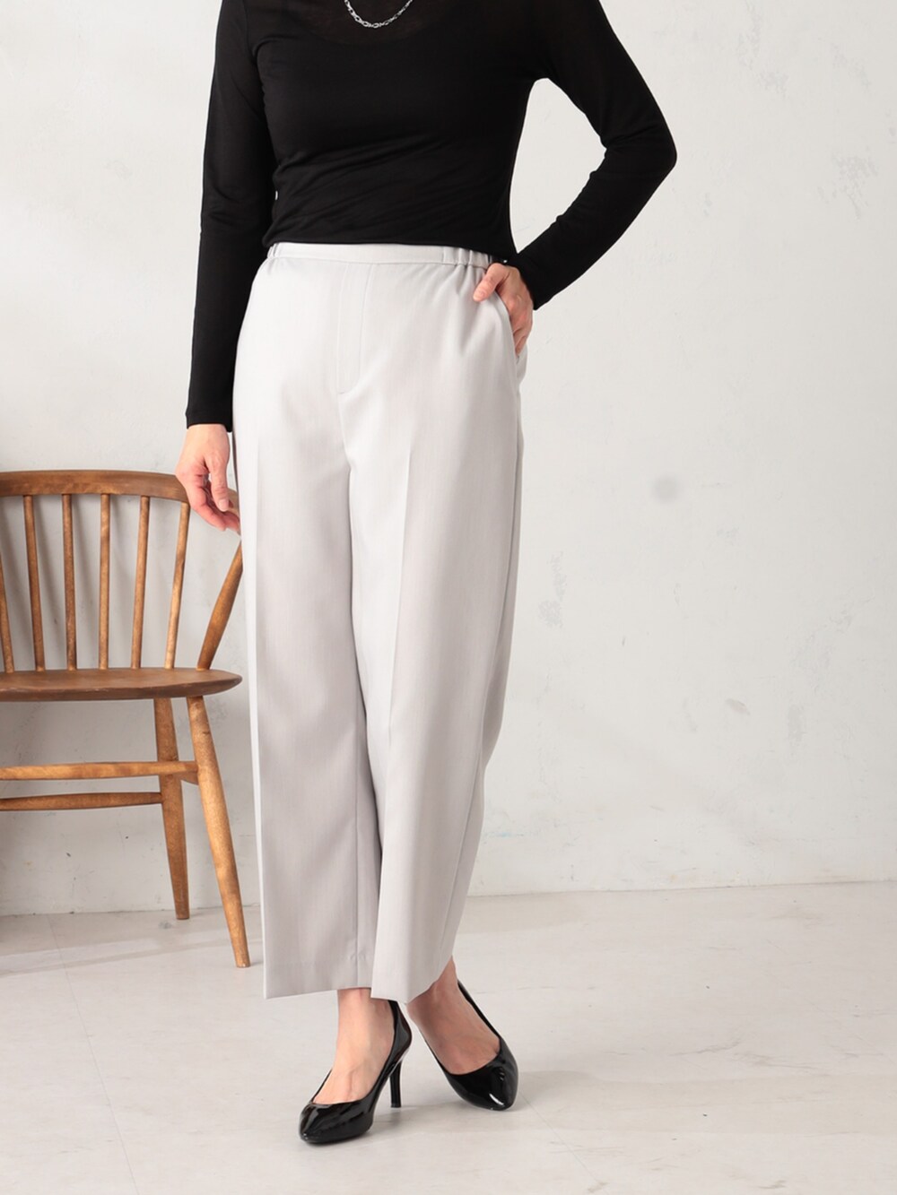 グレー系のノーカラージャケット、グレー系のその他パンツ、ブラック系のTシャツ/カットソーを着用したレディースの冬コーディネートの5枚目の写真