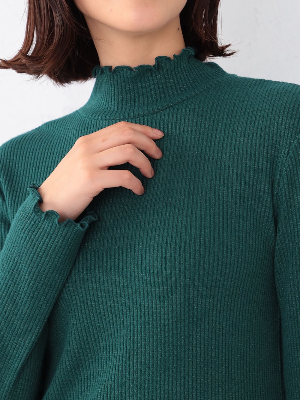 ブラウン系のその他パンツ、グリーン系のTシャツ/カットソーを着用したレディースの冬コーディネートの3枚目の写真