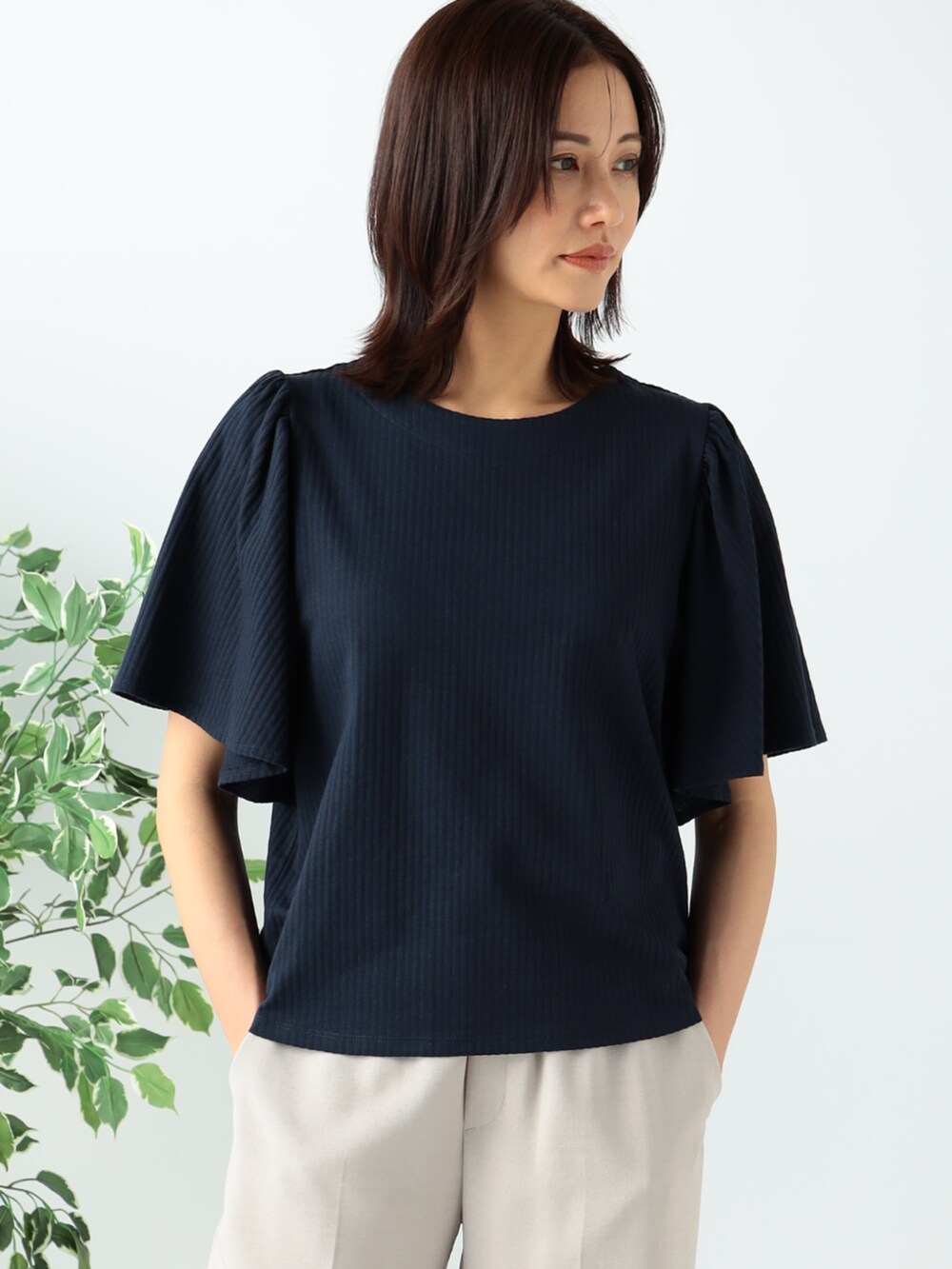 ブルー系のTシャツ/カットソー、ベージュ系のその他パンツを着用したレディースの秋コーディネートの2枚目の写真