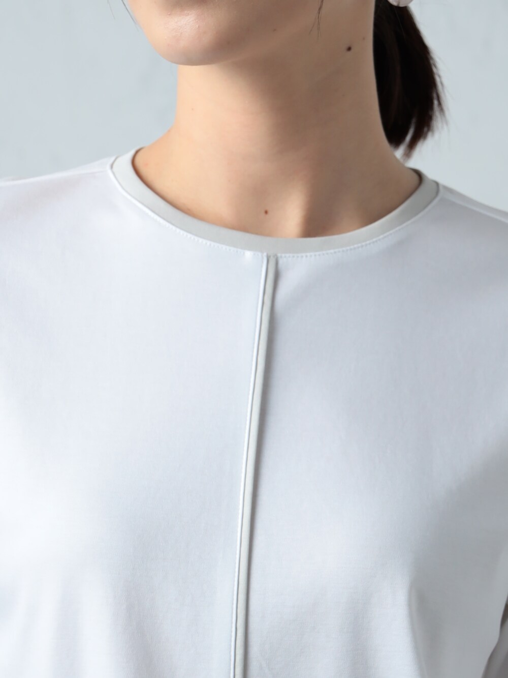 ブルー系のその他パンツ、ホワイト系のTシャツ/カットソーを着用したレディースの秋コーディネートの3枚目の写真